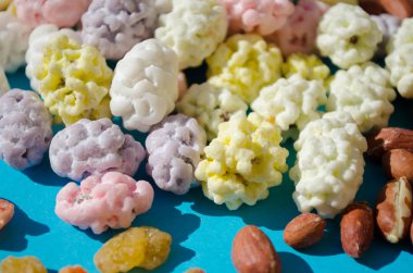 Şekerli, kurutulmuş meyveler, fındıklı ve şekerli, mavi arka planda.