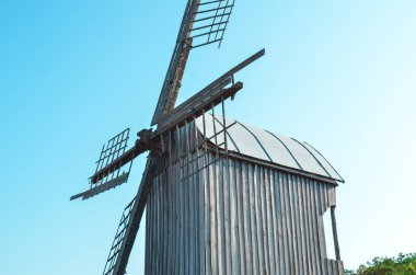 19. yüzyılın eski terk edilmiş Ukrayna ahşap değirmeni, yaz manzarası.