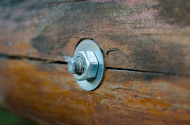 Bir somun ve çamaşır makinesiyle sürgülenmiş ahşap bağlantı.