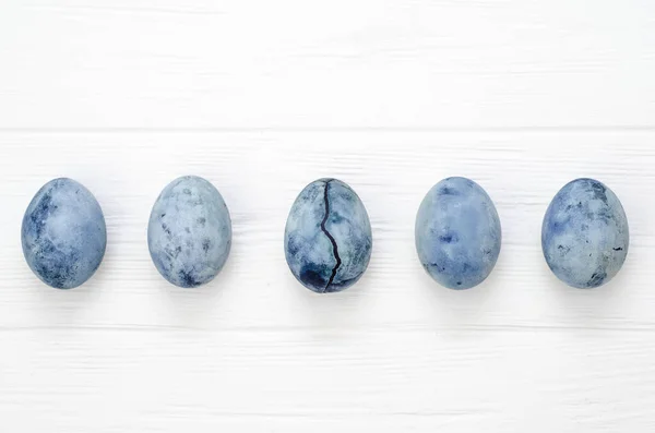 Pięć Niebieskich Jaj Marmurowych Podobnych Smoczych Jedno Nich Pęknięciem Namalowanych — Zdjęcie stockowe
