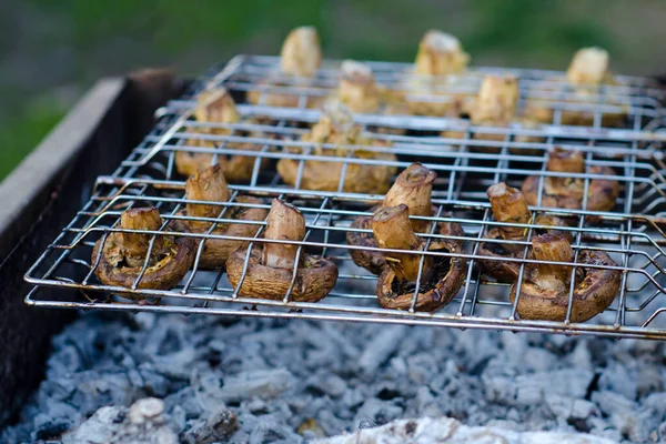 Pyszne Soczyste Grzyby Białe Champignon Sosie Sojowym Majonezie Smażone Siatce — Zdjęcie stockowe