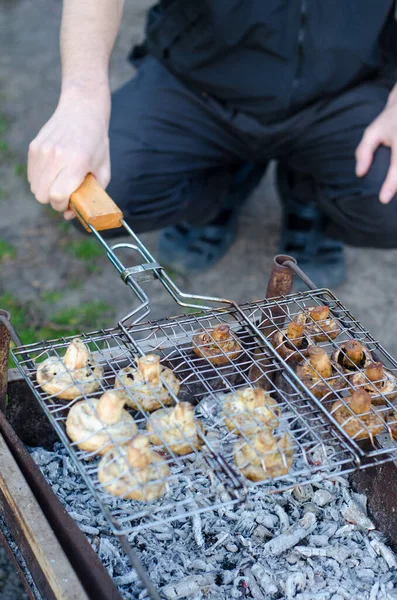 Kaukaski Mężczyzna Gotuje Grzyby Grilla Champignon Grillu Dym Grilla Prowizorycznym — Zdjęcie stockowe