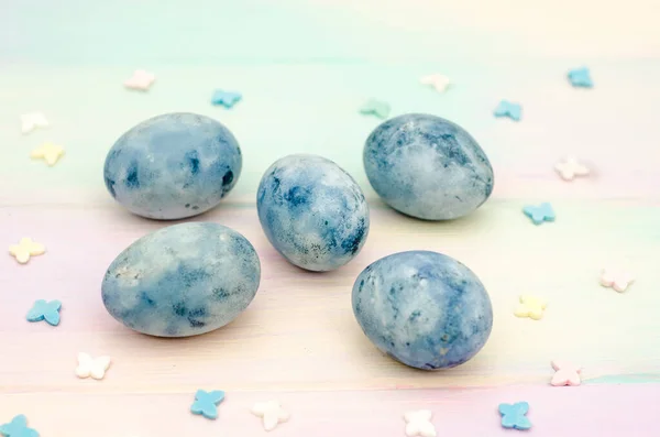 Шесть Голубых Мраморных Яиц Один Трещиной Раскрашенный Чай Гибискус Лежат — стоковое фото