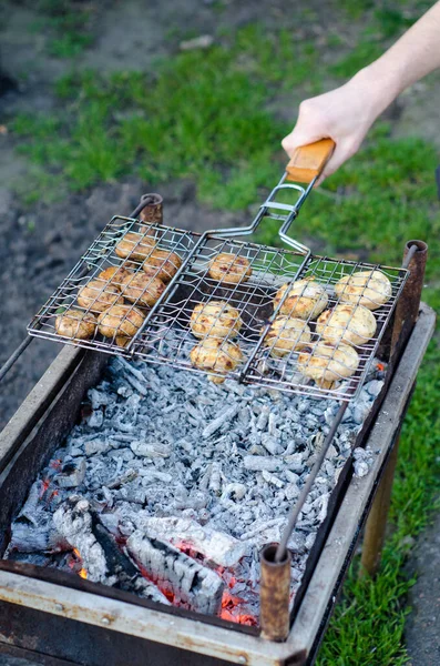 Kaukaski Mężczyzna Gotuje Grzyby Grilla Champignon Grillu Dym Grilla Prowizorycznym — Zdjęcie stockowe