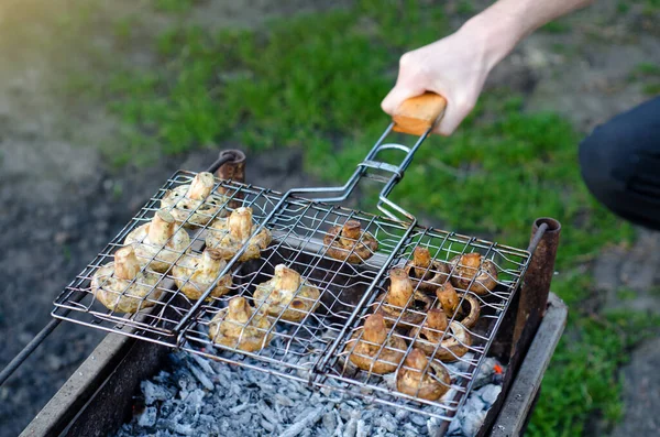 Caucasian Man Cooks Mushrooms Champignon Grill Grill Smoke Bbq Makeshift — Stock Photo, Image