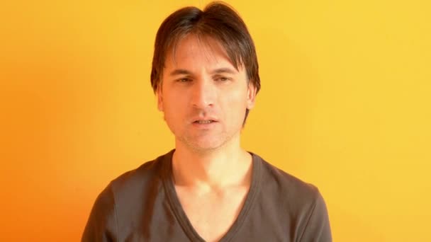 Mann niest in Hand, Ellbogen und T-Shirt. Wie man richtig und falsch niest — Stockvideo