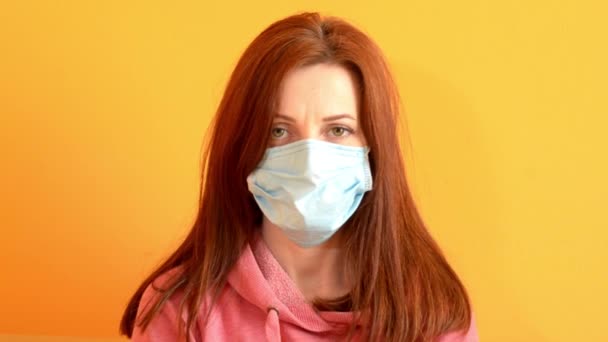 Naštvaná bláznivá dívka s rudými vlasy slzy lékařské masky pryč tvář, je z toho unavená — Stock video