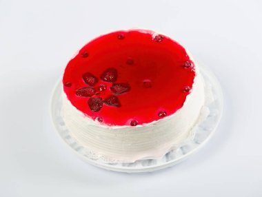 Yuvarlak bisküvi kek meyve jöle ile dekore edilmiştir..