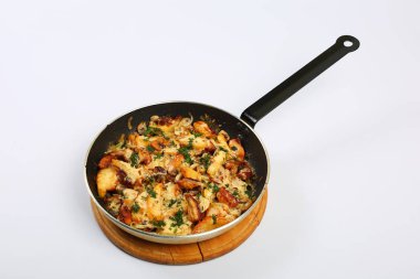 Maydanoz bir tavada et salatası.