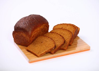 Siyah ekmek üzerinde kurulu parçalar halinde kesilmiş.