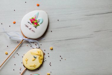 Paskalya geçmişi. Tavuklar ve tavşanlar şeklinde zencefilli kurabiye..