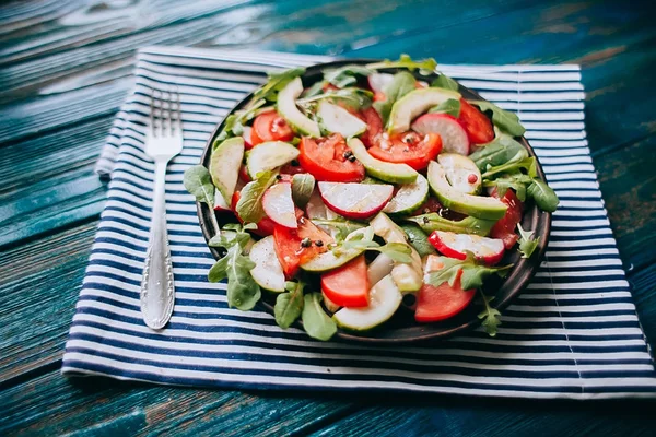 Vegan Buda kase. Taze çiğ sebze - lahana, havuç, kabak, marul, su teresi salatası, domates kiraz ve avokado, ceviz ve nar kase. Beyaz arka plan, üstten görünüm