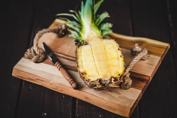 Ahşap arka plan tropik meyveler olgun ananas dilimleri.