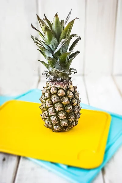 Beyaz zemin üzerine yeşil yaprakları ile bir bütün ananas