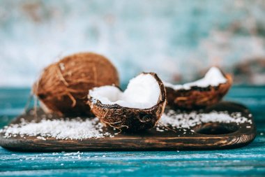 Olgun yarı ahşap bir arka plan üzerine Hindistan cevizi kesti. Olgun yarım Hindistan cevizi ahşap bir arka plan üzerinde kesmek.. 