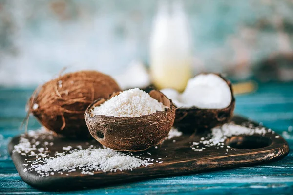 Čerstvé Zralé Organické Kokosové Ořechy Sklenici Plnou Kokosového Mléka — Stock fotografie