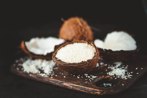 Maturare Mezza Noce Cocco Tagliata Uno Sfondo Legno Maturare Mezzo — Foto Stock