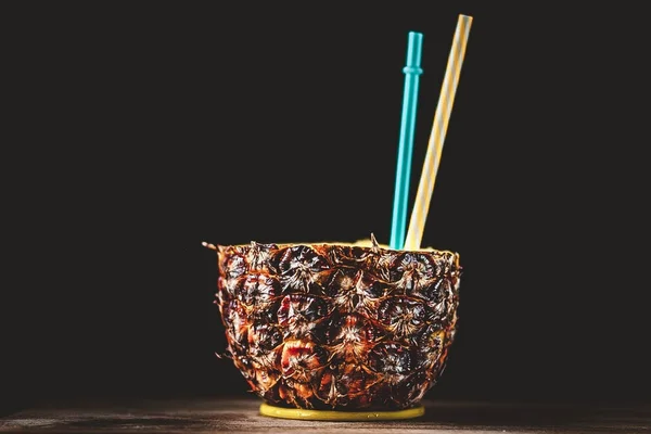 Sağlıklı ve ferahlatıcı içki için sulu ananas güler yüzlü.