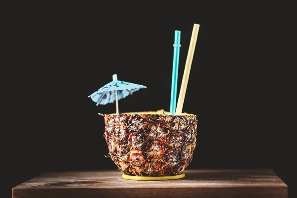 Sağlıklı ve ferahlatıcı içki için sulu ananas güler yüzlü.