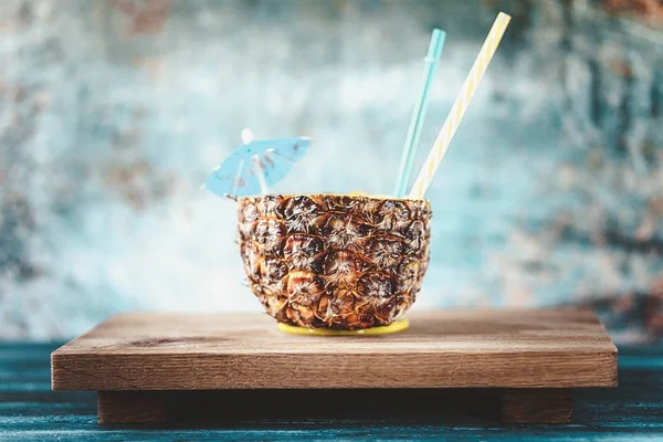 Sağlıklı ve ferahlatıcı içki için sulu ananas güler yüzlü.