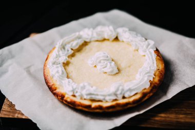 Ev yapımı cheesecake - sağlıklı organik yaz tatlı pasta peynirli kek.