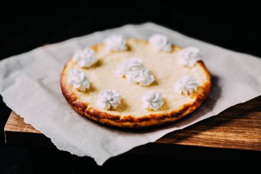 Ev yapımı cheesecake - sağlıklı organik yaz tatlı pasta peynirli kek.