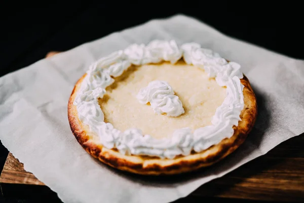 Ev yapımı cheesecake - sağlıklı organik yaz tatlı pasta peynirli kek.