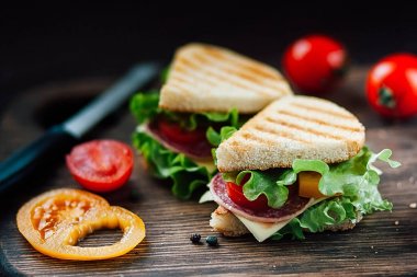 ızgara sandviç sosis, peynir ve domates