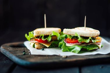 ızgara sandviç sosis, peynir ve domates