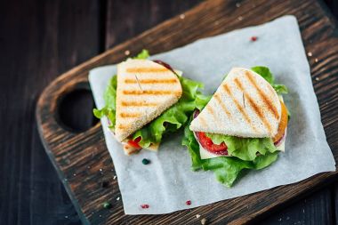 ızgara sandviç sosis, peynir ve domates