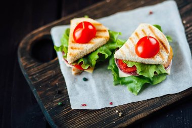 ızgara sandviç sosis, peynir ve domates