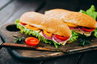 ahşap kesme tahtası üzerinde sandviç. Açık kruvasan sandviç tarih seçici odak