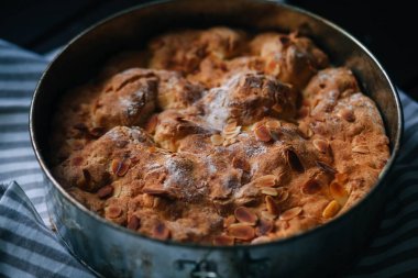 ev yapımı kek badem ve muhallebi krem