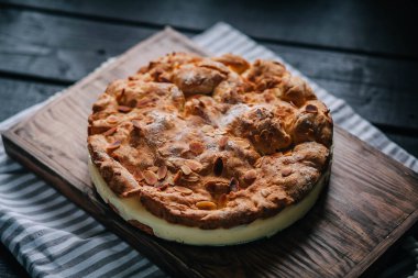 ev yapımı kek badem ve muhallebi krem