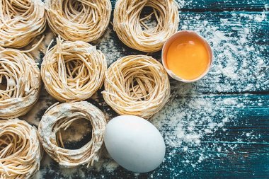 Ham ev yapımı makarna ve malzemeler