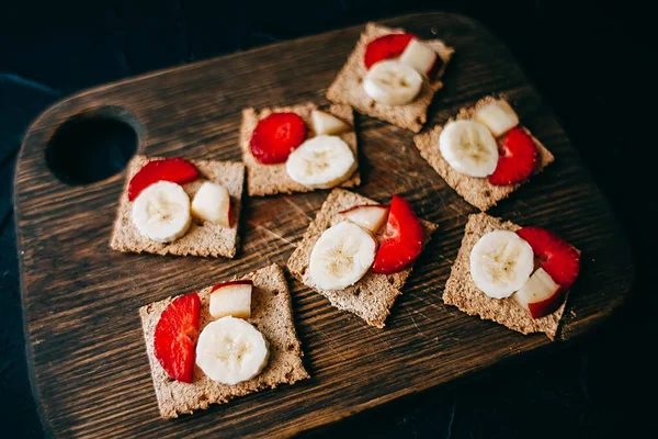 Meyve tatlı sandviç ya da bruschetta ricotta peynirli. Krem peynir organik meyve ve çilek ile lezzetli sağlıklı kahvaltı tost. Diyet sağlıklı gıda kahvaltı snack.