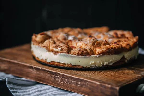 Kue Buatan Sendiri Dengan Almond Dan Krim Puding — Stok Foto