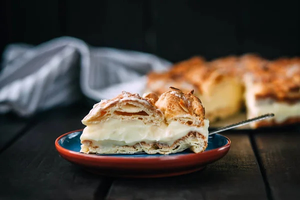Kue Buatan Sendiri Dengan Almond Dan Krim Puding — Stok Foto