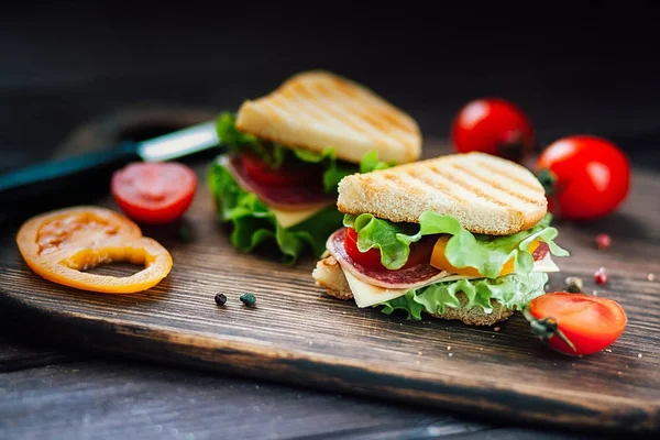 Sandwich Sosis Panggang Keju Dan Tomat Stok Gambar Bebas Royalti