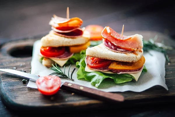 Sandwich Sosis Panggang Keju Dan Tomat Stok Foto Bebas Royalti
