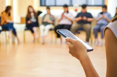 Toplantıda Asya El 'deki elektronik cihaz sosyal medyada oynuyor