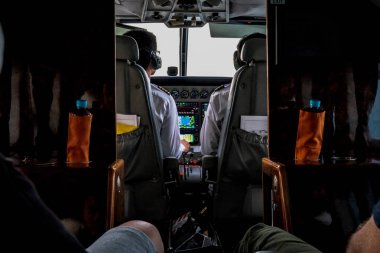 Küçük özel jet uçağındaki pilot odası kontrolünün arkasında. 