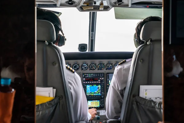 Nahaufnahme 2 Piloten konzentrieren sich am Steuer des kleinen Privatjets o — Stockfoto
