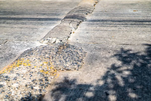 Chiudere Cracking Speed Bump sulla strada asfaltata a mezzogiorno a Bang — Foto Stock