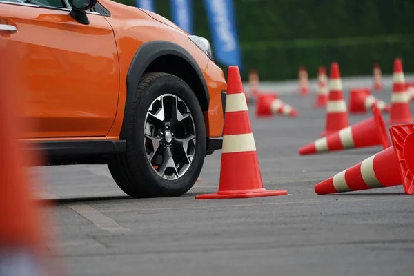 Cerrar rueda de coche naranja en la carretera — Foto de Stock