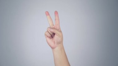 Asyalı erkek eli, Asya tarzında birden dokuza kadar sayıyor. Beyaz arkaplanda izole edilmiş.