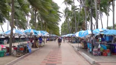 Chonburi Eyaleti, Tayland - 10 Ağustos 2019: Tayland Halk ve turistler Bangsean plajına (Bangkok 'tan en yakın plaj) dinlenmek ve uzun hafta sonu tatili festivali döneminde dinlenmek için gelirler, Tayland.