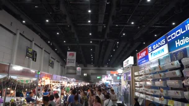 2019年8月11日 泰国曼谷 泰国当地民众在泰国曼谷Bitec Bangna大厅的展销会上散步和购物 — 图库视频影像