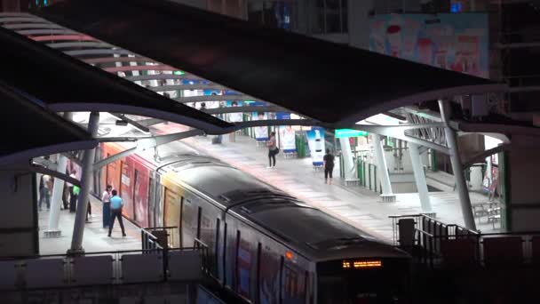 2019年3月30日 泰国曼谷 泰国曼谷 空中列车 交通系统近视 乘客可在夜间运送 — 图库视频影像