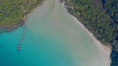Dağın etrafındaki beyaz sahil ve ormanın geniş doğası her gün gökyüzünde tepeden bakan drone 'dan açıyla görülüyor..